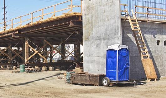 this group of ready-to-use portable toilets keeps job site workers clean and productive